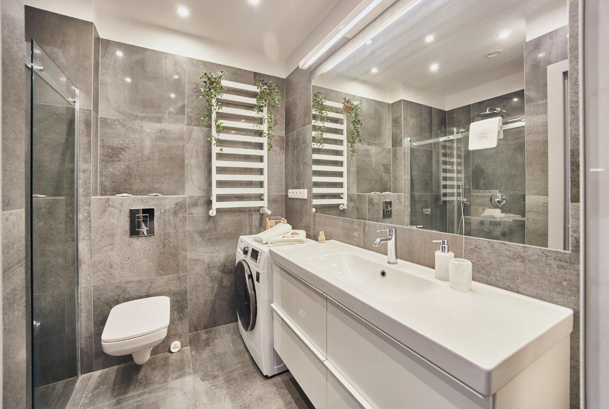 Golden Hour Apartments- Platan 16 *